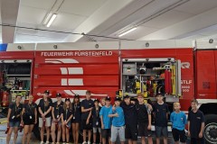 Gruppenbild-Feuerwehr-Aindling-Besichtigung-Feuerwehrhaus-Fuerstenfeld