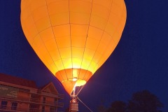 Heissluftballon-ueber-dem-Zeltplatz